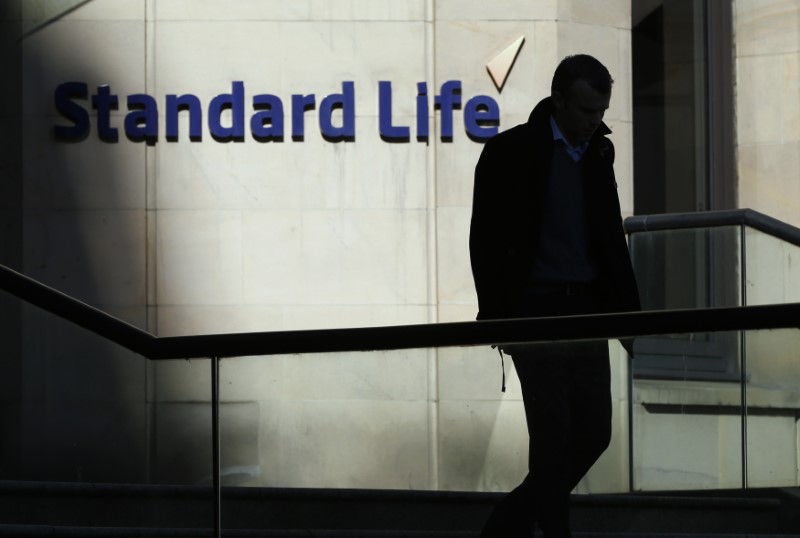 © Reuters. A worker leaves the Standard Life House in Edinburgh, Scotland