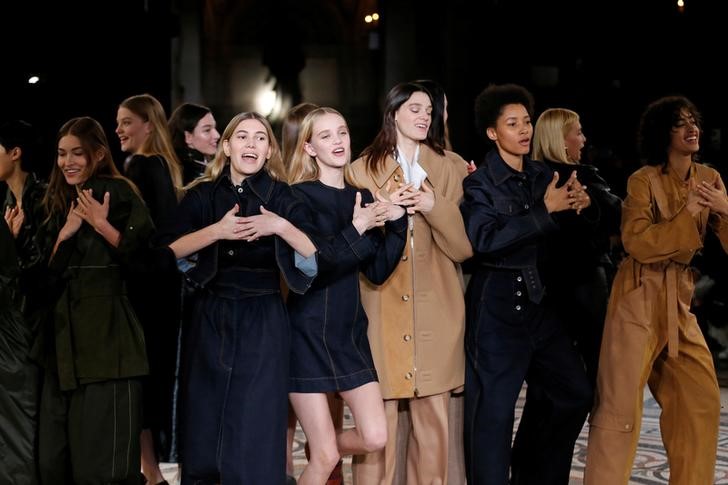 © Reuters. Modelos apresentam criações da coleção outono/inverno 2017-2018 da estilista brutânica Stella McCartney na semana de moda em Paris