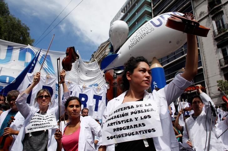 © Reuters. Milhares de professores protestam em Buenos Aires durante greve nacional da categoria