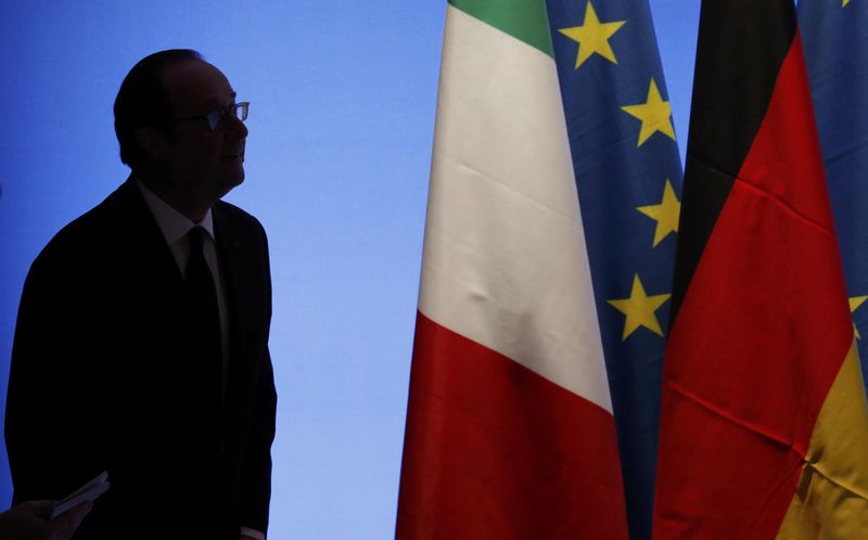 © Reuters. French President Hollande is silhouetted as he arrives for a news conference during a Franco-German-Italian-Spanish summit ahead of the upcoming EU Summit in Versailles