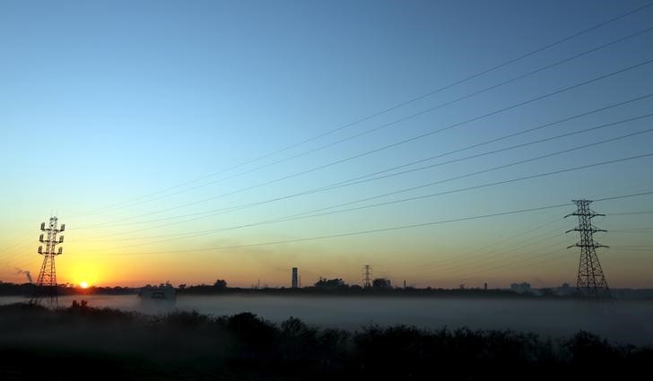 © Reuters. Linhas de transmissão de eletricidade são vistas durante nascer do sol em Caçapava, no Brasil