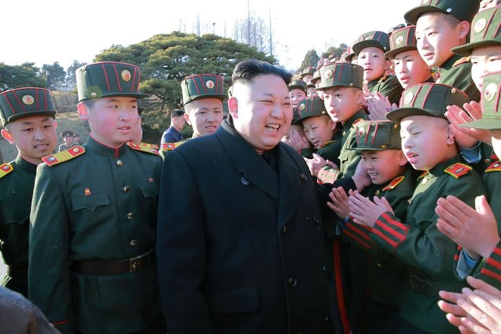 © Reuters. Kim Jong Un com estudantes