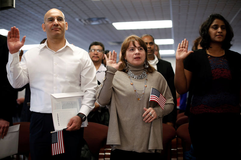 © Reuters. New American citizens take the Oath of Allegiance during a naturalization ceremony in Newark