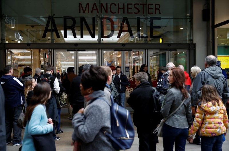 © Reuters. Shoppers enter the Arndale shopping centre in Manchester