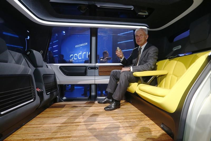 © Reuters. Volkswagen CEO Mueller presents Sedric concept car during Volkswagen event ahead of the 87th International Motor Show at Palexpo in Geneva