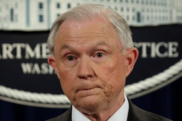 © Reuters. U.S. Attorney General Jeff Sessions speaks at a news conference