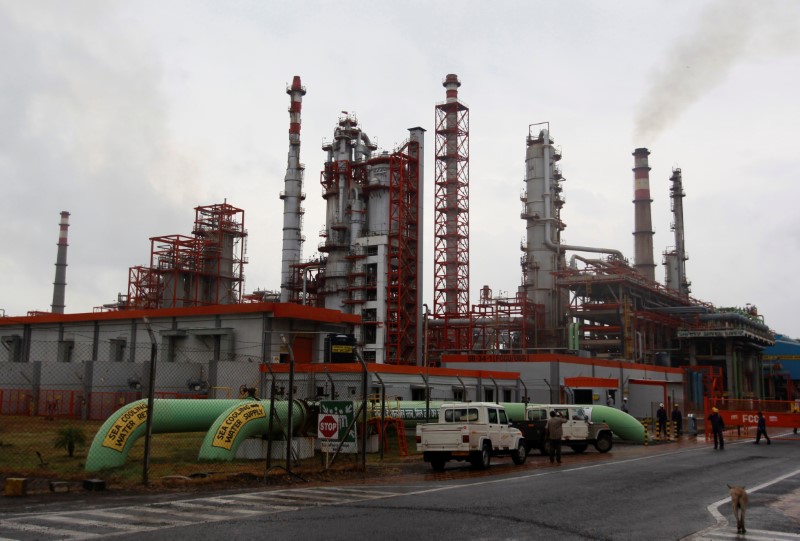 © Reuters. Employees walk inside the premises of an oil refinery of Essar Oil in Vadinar