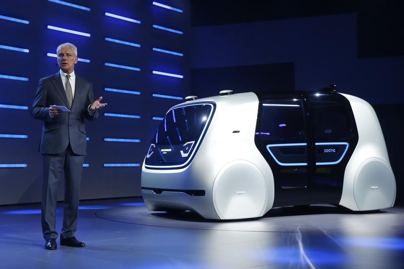 © Reuters. Volkswagen CEO Mueller presents Sedric concept car during Volkswagen event ahead of the 87th International Motor Show at Palexpo in Geneva