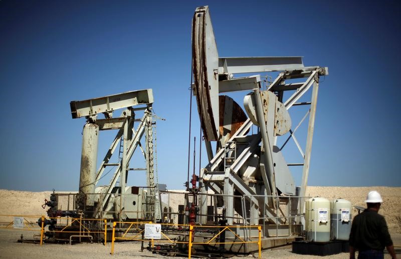 © Reuters. FILE PHOTO - Pump jacks drill for oil in the Monterey Shale California
