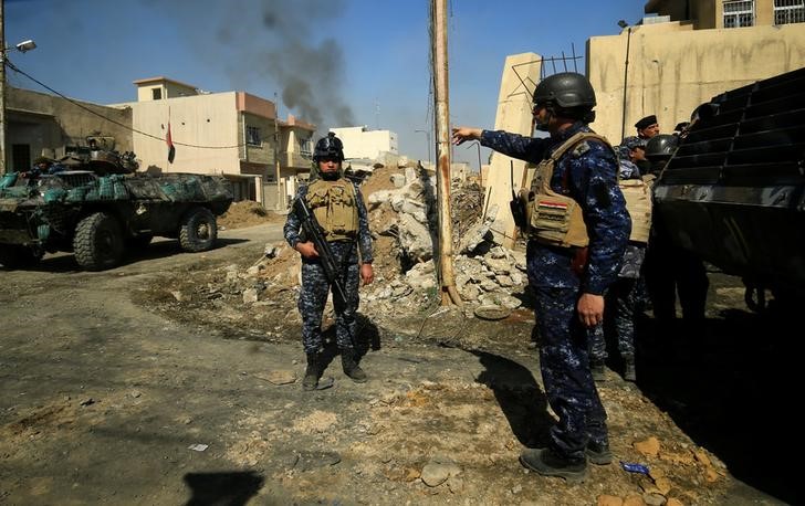 © Reuters. قوات الأمن العراقية تسيطر على المجمع الحكومي الرئيسي بالموصل