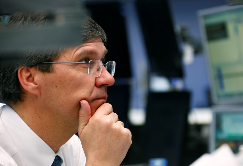 © Reuters. Трейдер работает на фондовой бирже Франкфурта-на-Майне