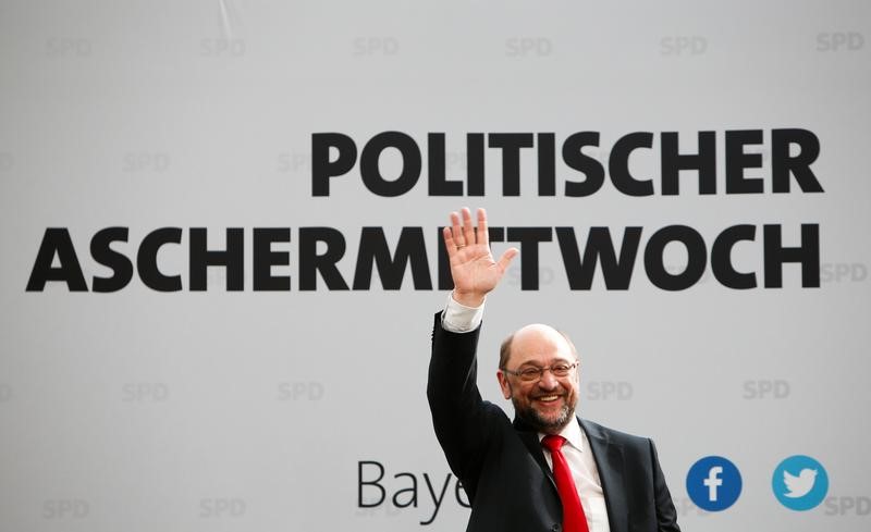 © Reuters. استطلاع: الحزب الديمقراطي الاشتراكي الألماني يتقدم على تكتل ميركل