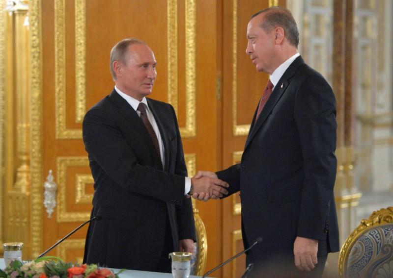 © Reuters. Russian President Putin shakes hands with Turkish President Erdogan during signing ceremony in Istanbul