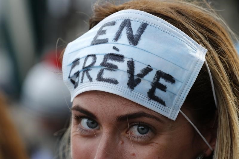 © Reuters. GRÈVE DES FONCTIONNAIRES POUR DÉFENDRE LE SERVICE PUBLIC