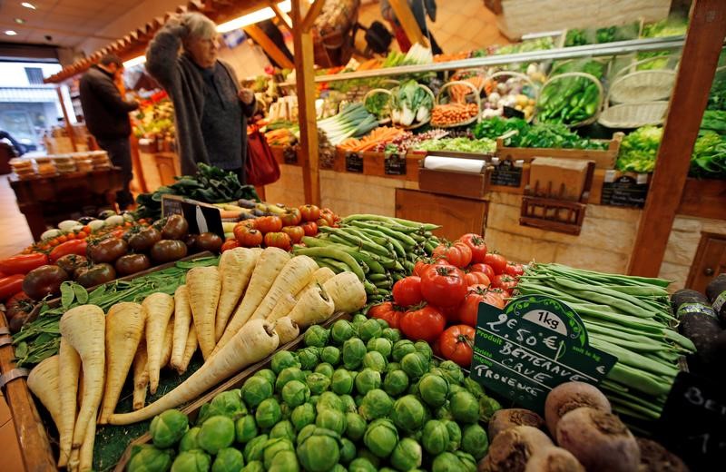 © Reuters. A customer chooses vegetables on a stall of a greengrocer in Marseille