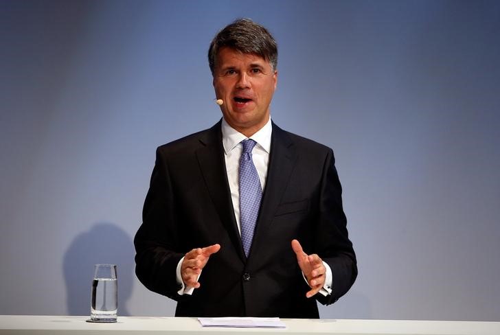 © Reuters. Harald Krueger, Chief Executive of German luxury carmaker BMW gives a speech during the Handelsblatt Automotive Summit 2016 in Munich