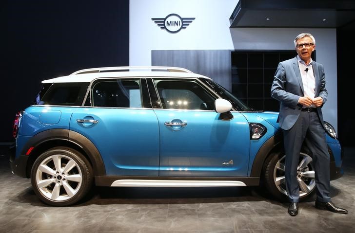 © Reuters. Peter Schwarzenbauer, memeber of the Board of Management of BMW AG, introduces the 2017 Mini Countryman, all-wheel drive version, at the 2016 Los Angeles Auto Show in Los Angeles