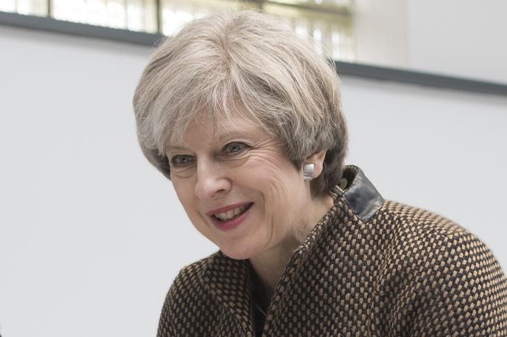 © Reuters. Premiê britânica, Theresa May, durante visita a uma escola de Londres