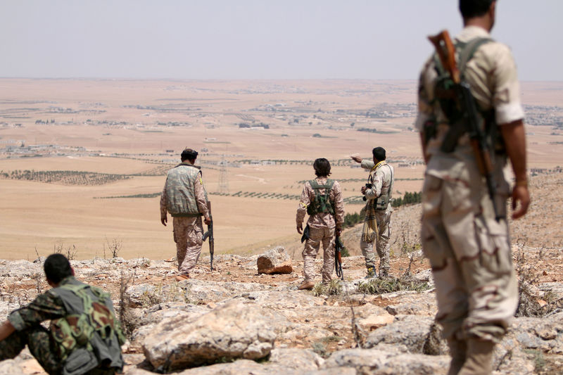 © Reuters. Combatentes do conselho militar Manbij em uma área rural de Aleppo