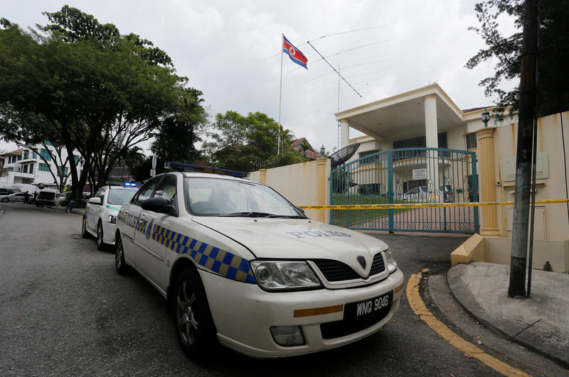 © Reuters. Carros de polícia bloqueiam entrada da embaixada da Coreia do Norte em Kuala Lumpur