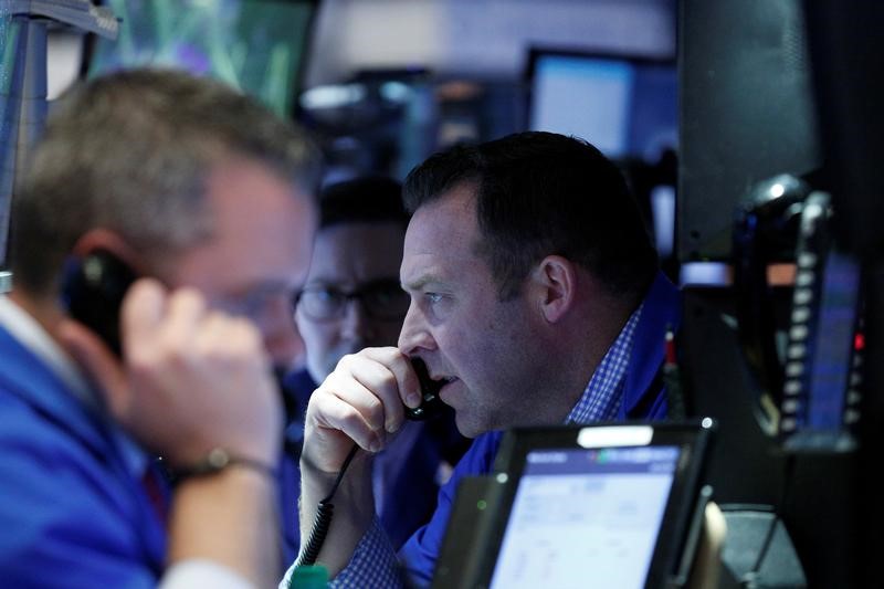 © Reuters. Traders work on the floor of the NYSE