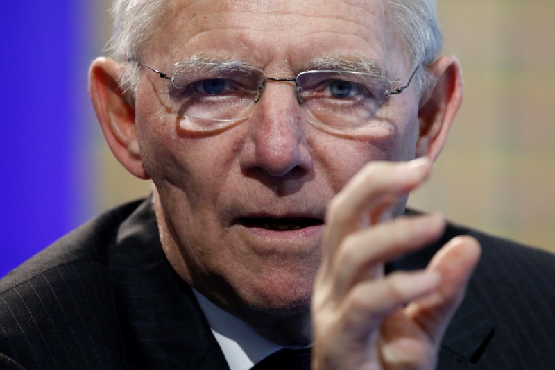 © Reuters. BCE hace buen trabajo equilibrando las necesidades de la zona euro, dice Schaeuble