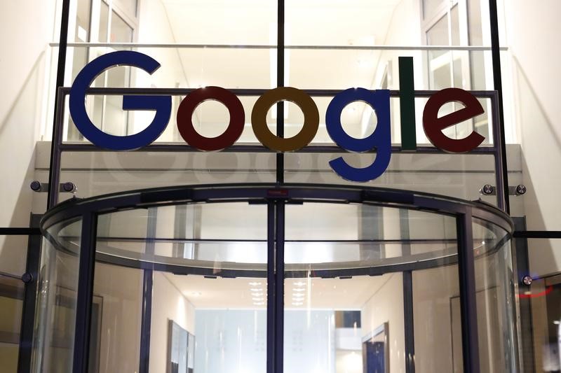 © Reuters. Google logo adorns entrance of Google Germany headquarters in Hamburg