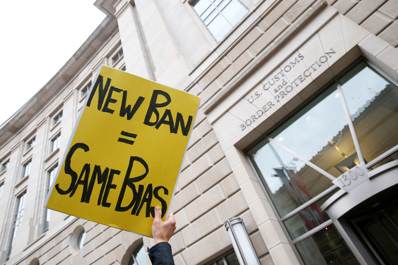 © Reuters. Immigration activists rally outside of the U.S. Customs and Border Protection headquarters in Washington