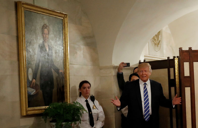 © Reuters. Trump surprises tourists at the White House in Washington