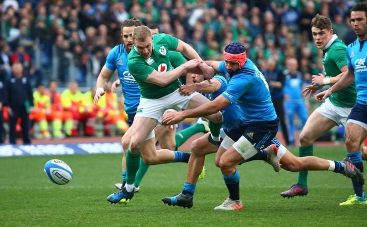 © Reuters. Ireland's Keith Earls in action with Italy's Angelo Esposito