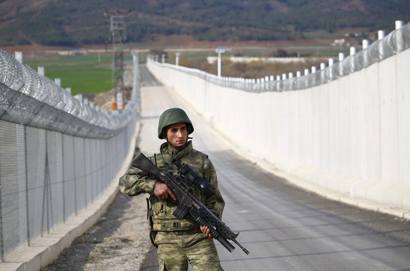 © Reuters. بين الحرب وجدار حدودي تركي.. نازحون سوريون يستعدون لاغتراب طويل