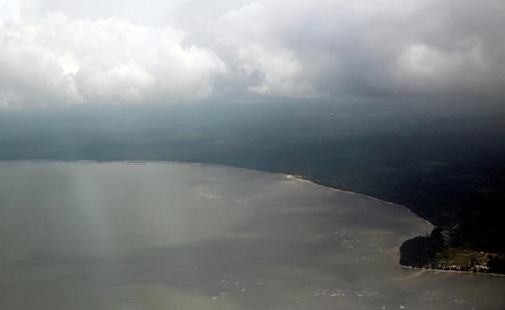 © Reuters. Vista aérea do Oceano Atlântico em Libreville, capital do Gabão