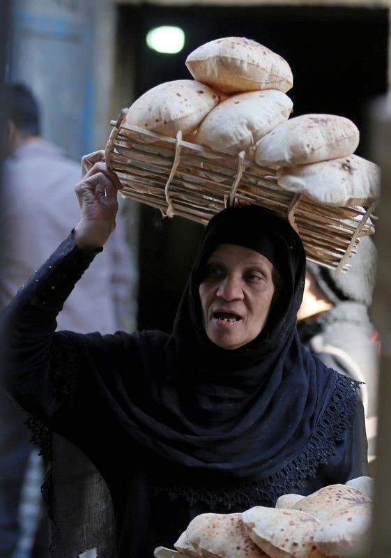 © Reuters. احتجاجات في مصر وسط مخاوف من تخفيض دعم الخبز