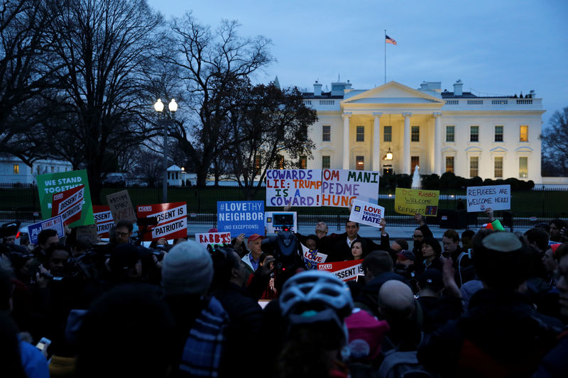 © Reuters. Demonstrators rally against the Trump administration's new travel ban outside of the White House in Washington