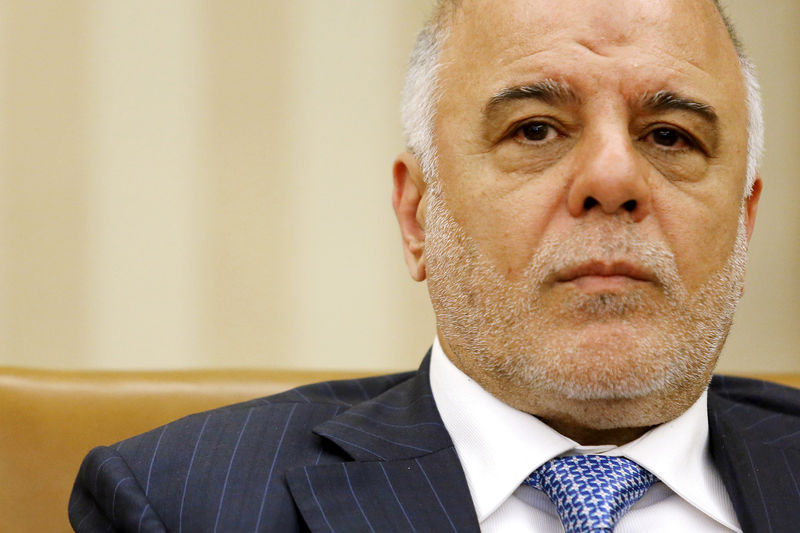 © Reuters. FILE PHOTO: Iraq's PM al-Abadi listens to remarks to reporters by Obama after bilateral meeting in Oval Office at White House in Washington