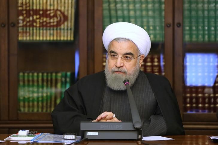 © Reuters. روحاني يتحدث عن الحقوق مع اقتراب الانتخابات ومعارضون يهاجمونه بشأن الاقتصاد