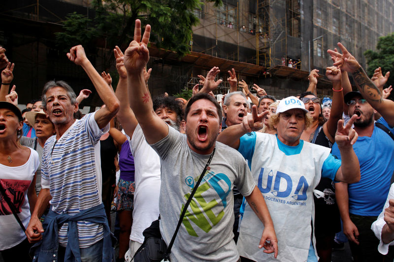 © Reuters. Protesters yells slogans during a march of Argentina's National General Confederation of Labor (CGT) in solidarity with striking teachers in Buenos Aires