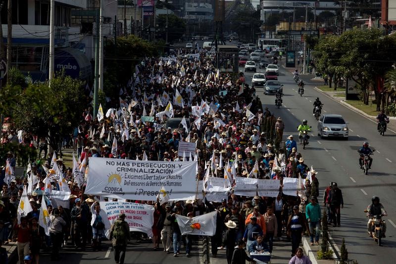 © Reuters. آلاف المحتجين في جواتيمالا يطالبون باستقالة الرئيس