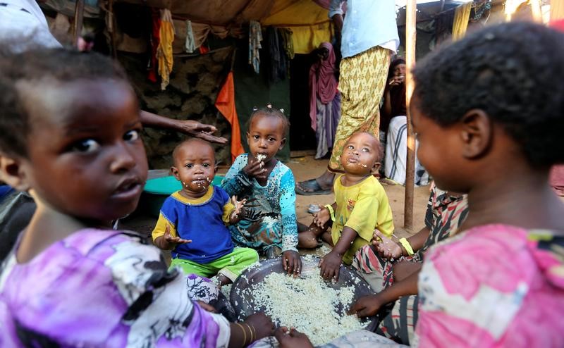 © Reuters. الأسر الجوعى في الصومال تواجه خيارا مريرا: أي الأطفال تُطعم
