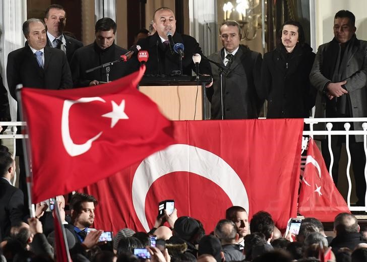 © Reuters. Chanceler turco Mevlut Cavusoglu fala em Hamburgo