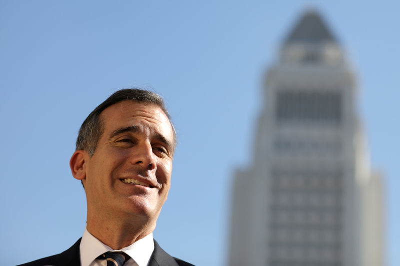 © Reuters. File Photo: Los Angeles Mayor Eric Garcetti speaks at a press conference in Los Angeles