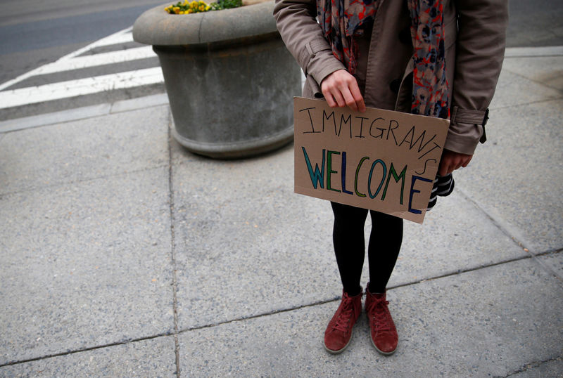 © Reuters. Immigration activists rally outside of the U.S. Customs and Border Protection headquarters in Washington