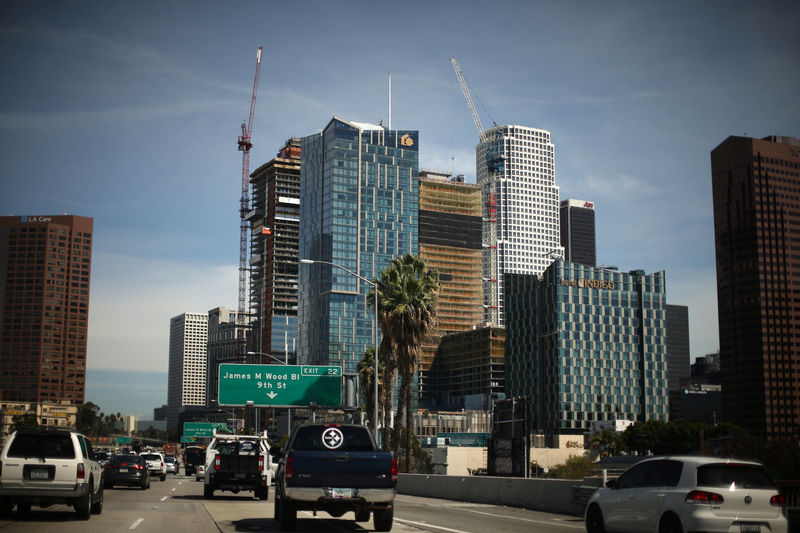 © Reuters. Construction cranes are seen in downtown Los Angeles