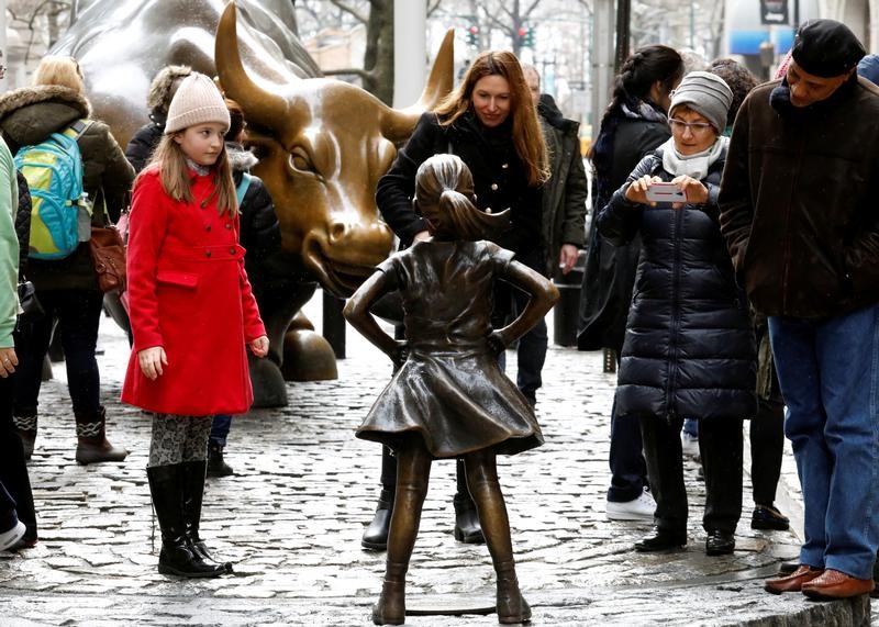 © Reuters. تمثال لفتاة تنظر بتحد لثور.. تعبير عن احتجاج المرأة الأمريكية العاملة