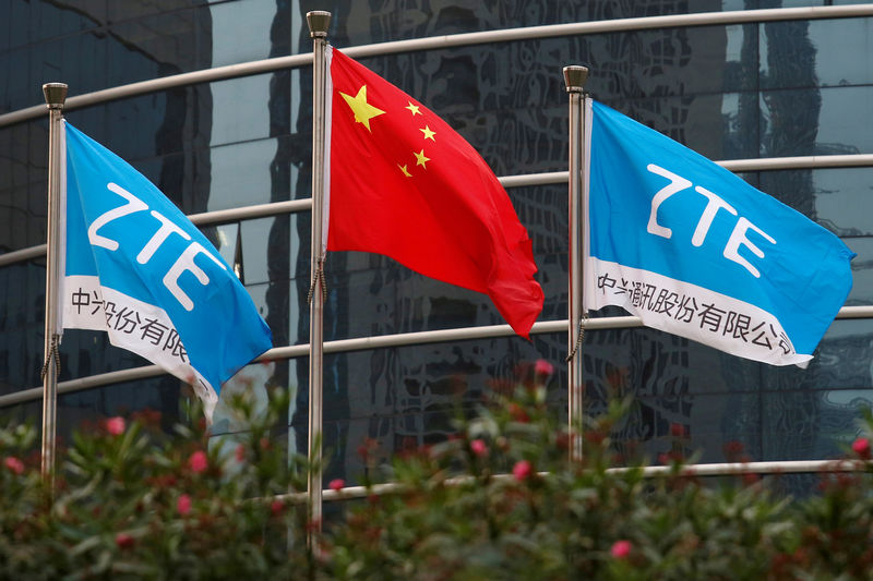 © Reuters. FILE PHOTO: A Chinese national flag and two flags bearing the name of ZTE fly outside the ZTE R&D building in Shenzhen, China