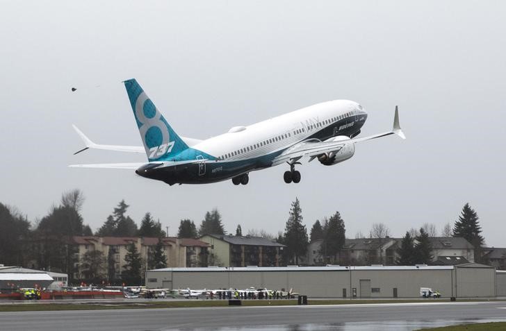 © Reuters. A Boeing 737 MAX takes off during a flight test in Renton, Washington