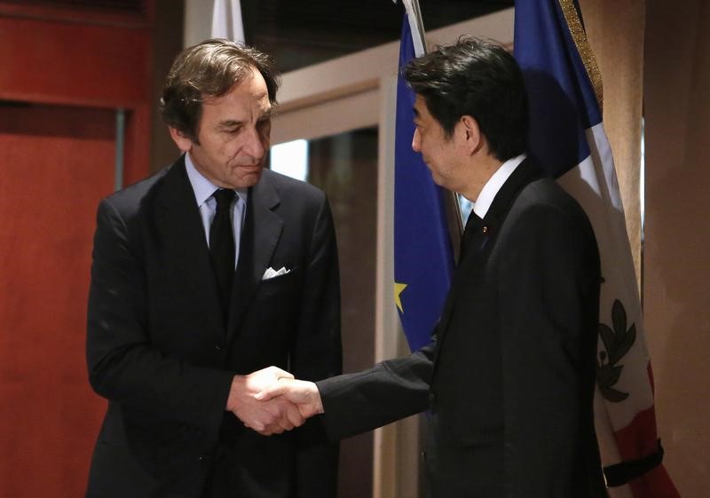© Reuters. L'AMBASSADEUR DE FRANCE AU JAPON SE METTRA EN RÉSERVE SI LE PEN EST ÉLUE