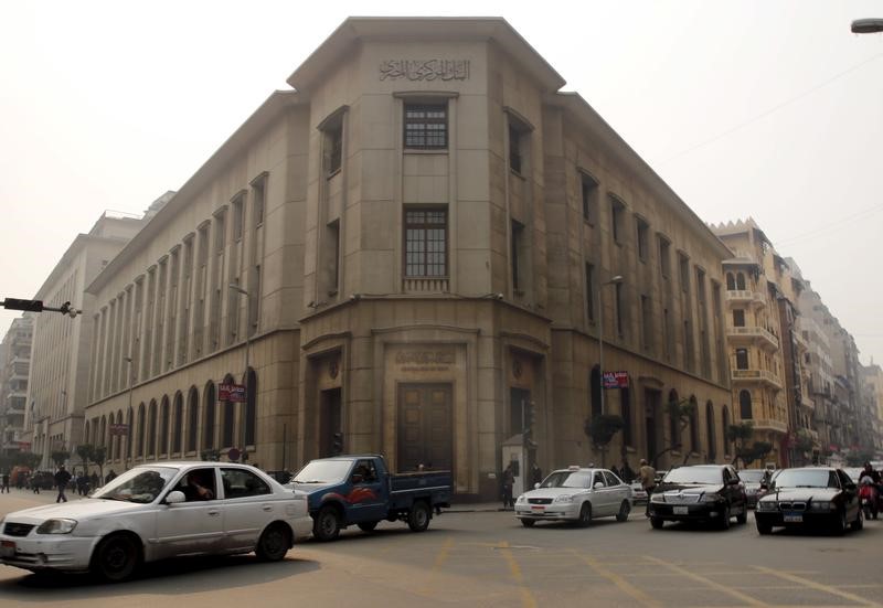 © Reuters. المركزي المصري يطالب البنوك باخطاره قبل تدبير احتياجات الجهات الحكومية من العملة الصعبة
