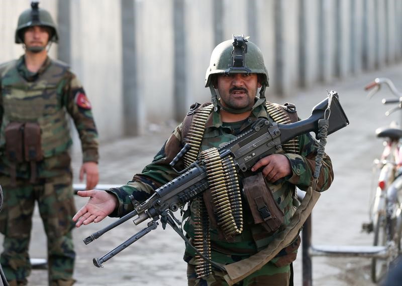 © Reuters. مسؤول: أكثر من 30 قتيلا في هجوم على مستشفى عسكري بكابول