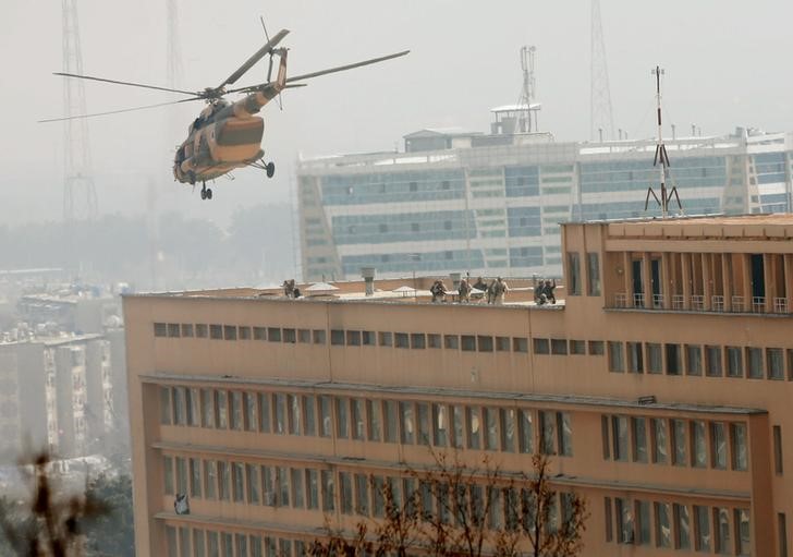 © Reuters. Soldados afegãos durante operação contra homens armados que invadiram hospital em Cabul